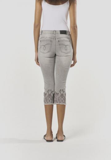 Короткие джинсы