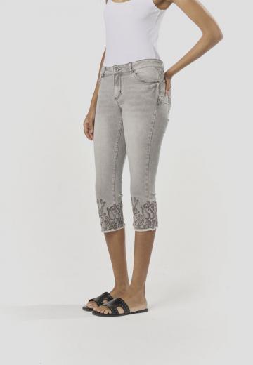Короткие джинсы