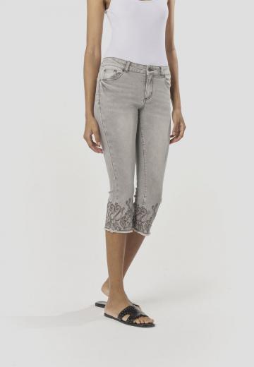 Короткие джинсы