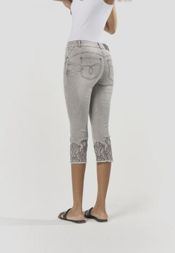 Короткие джинсы