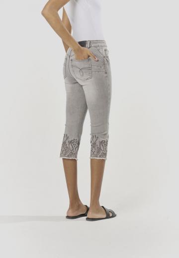 Короткие джинсы