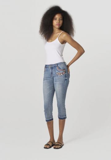 Короткие джинсы