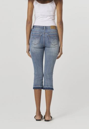 Короткие джинсы