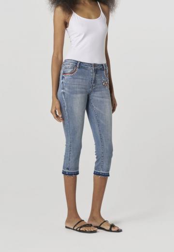 Короткие джинсы