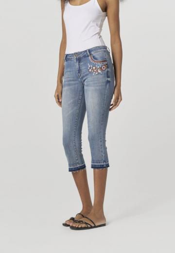Короткие джинсы