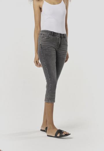 Короткие джинсы
