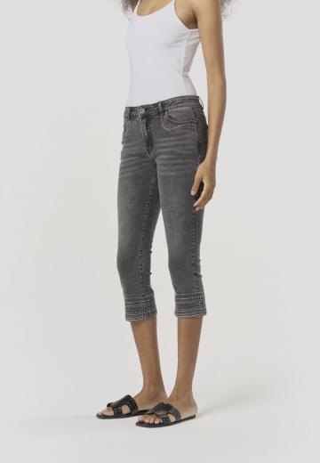Короткие джинсы