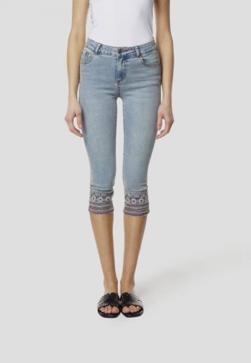 Короткие джинсы