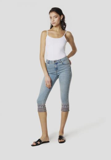 Короткие джинсы