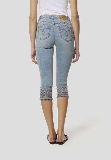 Короткие джинсы