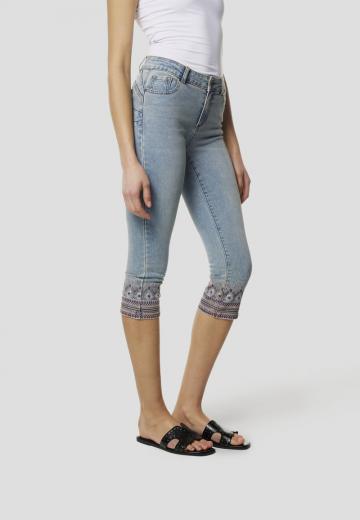 Короткие джинсы