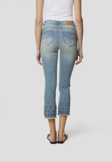 Короткие джинсы