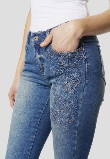 Короткие джинсы