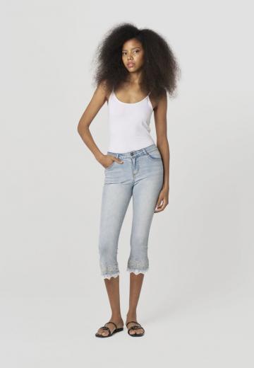 Короткие джинсы