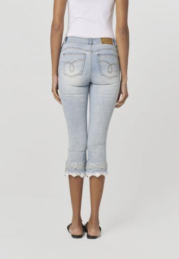 Короткие джинсы