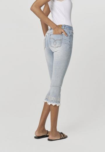 Короткие джинсы