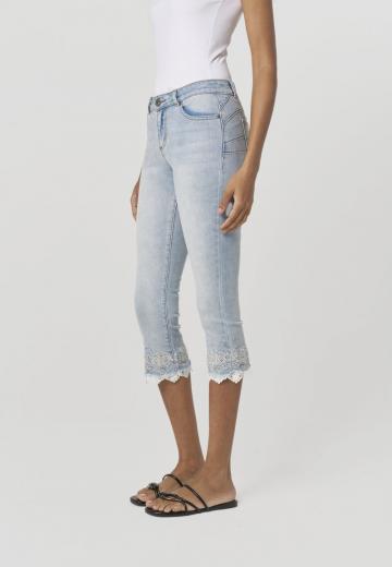 Короткие джинсы