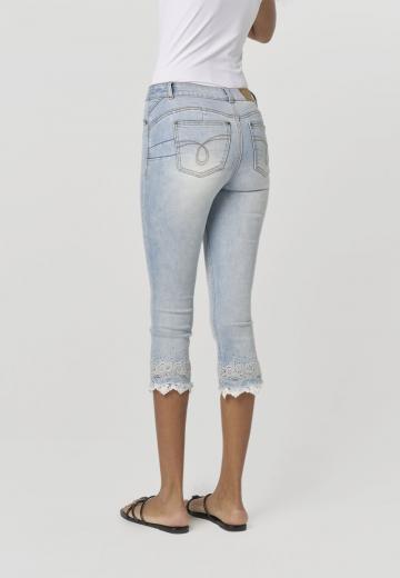 Короткие джинсы