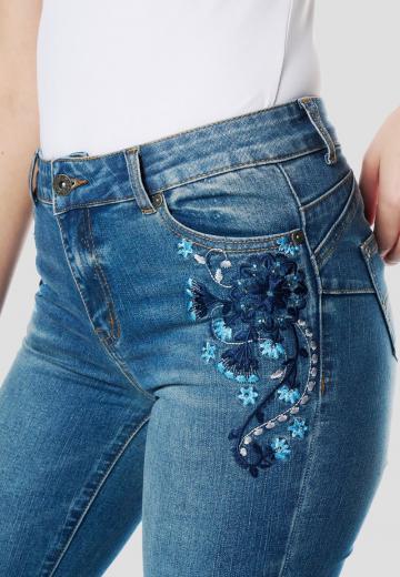 Короткие джинсы