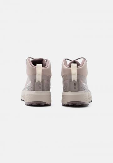 Походные кроссовки