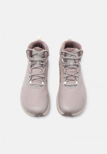 Походные кроссовки