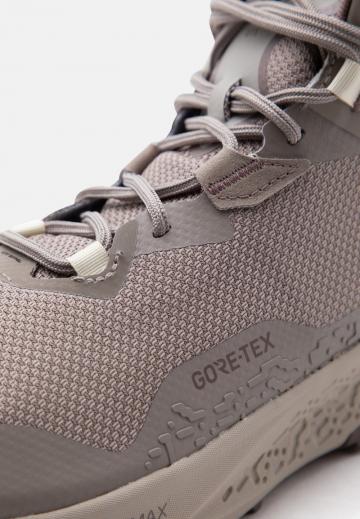 Походные кроссовки