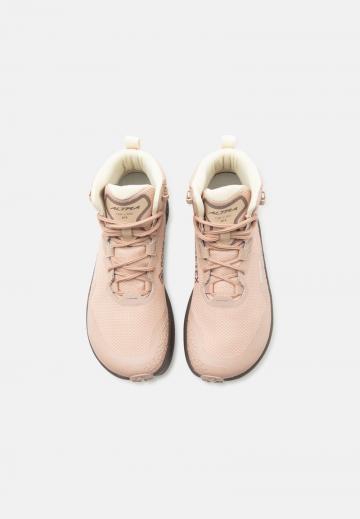 Спортивные сапоги