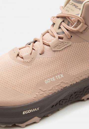 Спортивные сапоги