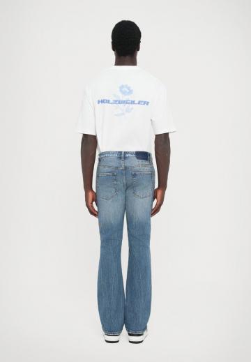 Клешеные джинсы