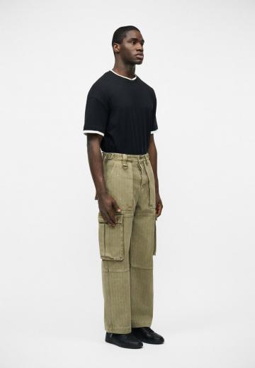 Брюки с накладными карманами