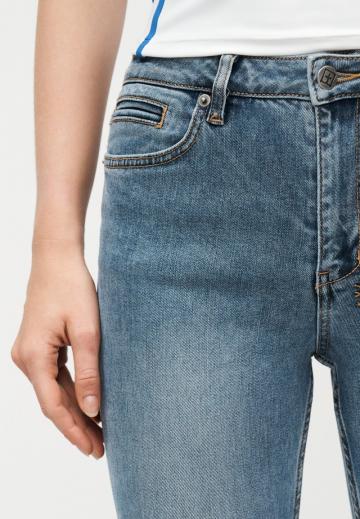 Короткие джинсы