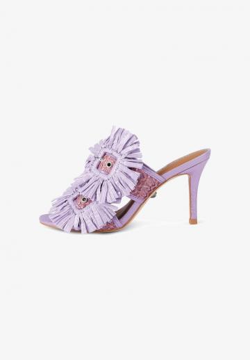 Босоножки на каблуке