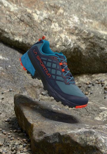 Походные кроссовки