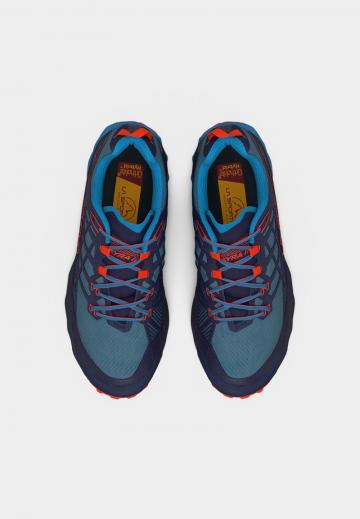 Походные кроссовки