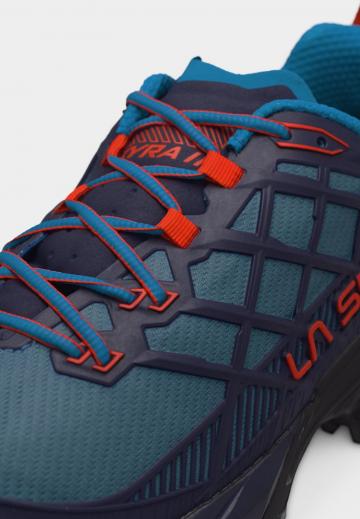 Походные кроссовки