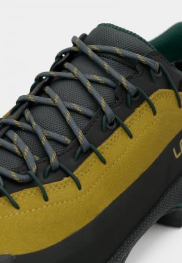 Походные кроссовки