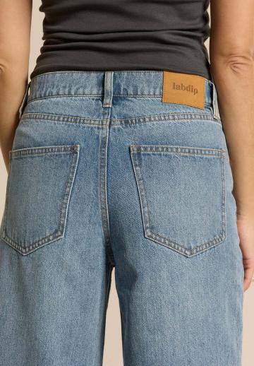 Клешеные джинсы
