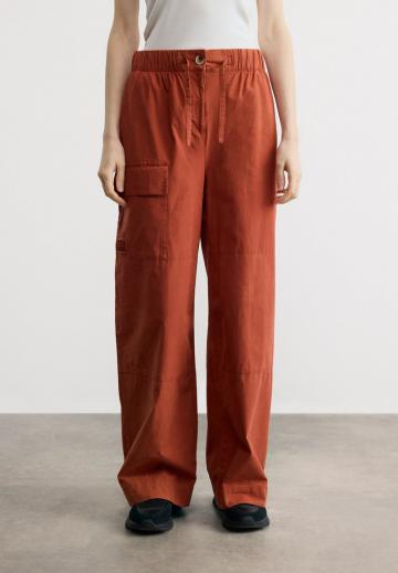 Брюки с накладными карманами