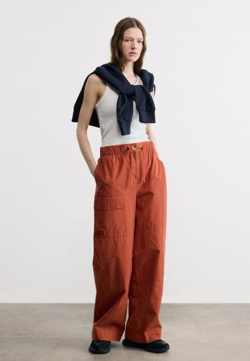 Брюки с накладными карманами