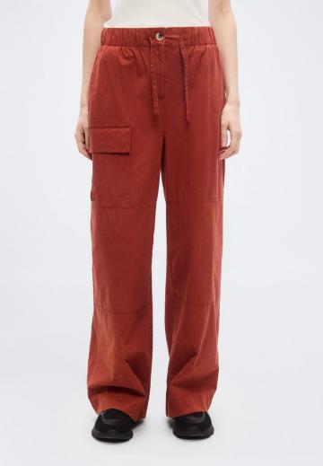 Брюки с накладными карманами
