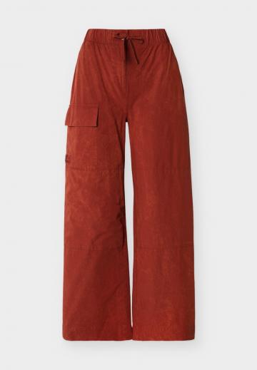 Брюки с накладными карманами