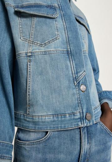 Джинсовая куртка