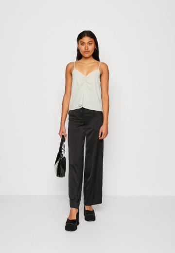 Топ на бретельках