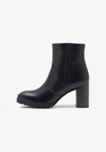 Высокие сапоги