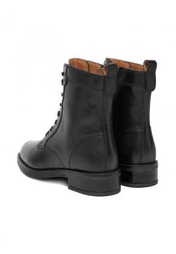 Ботинки на шнуровке