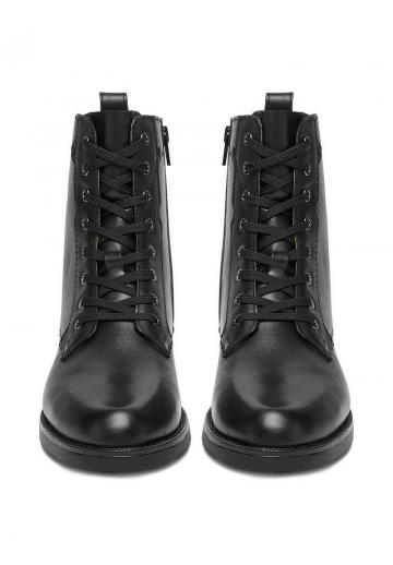 Ботинки на шнуровке