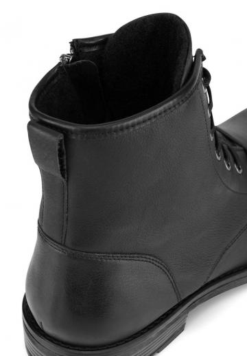 Ботинки на шнуровке