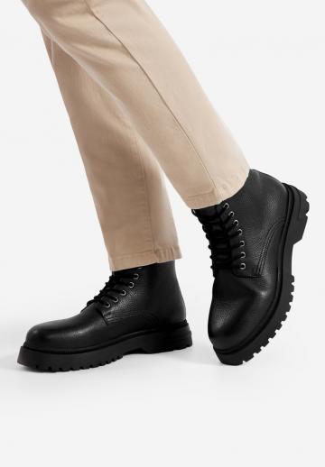 Ботинки на шнуровке