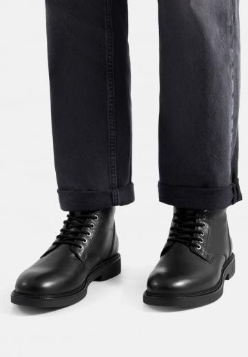 Ботинки на шнуровке