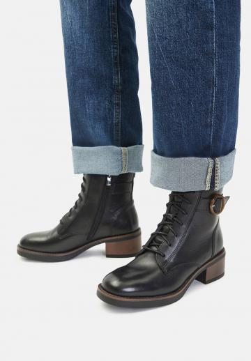 Ботинки на шнуровке